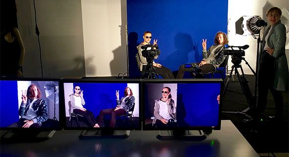 Studenci szkoły filmowej podczas nagrywania wideo z kilkoma monitorem kontrolnym