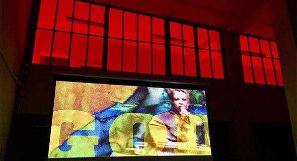 Czerwone panele LED i ekran wyświetlający kolorowe obrazy w studiu filmowym