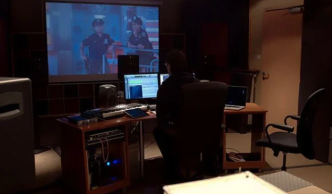Studio realizacji dźwięku AMA z pulpitem, monitorami i sprzętem nagraniowym
