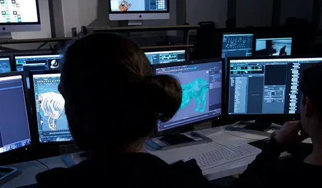Stanowisko montażowe AMA z kilkoma monitorami podczas edycji materiału
