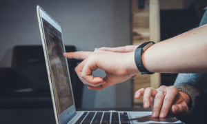 Osoba pracująca przy laptopie, pisanie na klawiaturze, praca przy komputerze