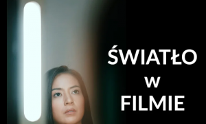 Kobieta oświetlona fluorescencyjnym panelem obok tekstu o świetle w filmie