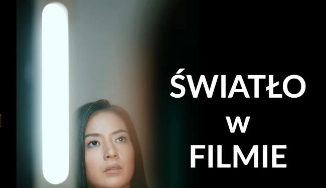 Kobieta oświetlona fluorescencyjnym panelem obok tekstu o świetle w filmie