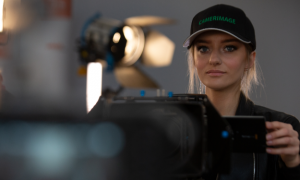 Kobieta operator filmu z kamerą profesjonalną podczas warsztatów operatorskich