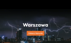 Warszawa nocą podczas burzy z błyskawicami i oświetlonymi budynkami