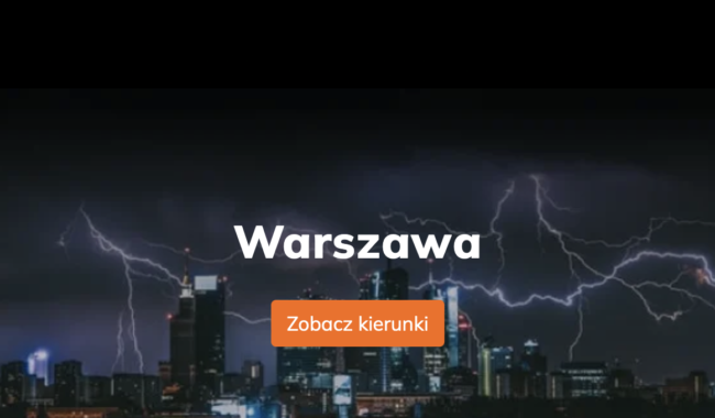 Warszawa nocą podczas burzy z błyskawicami i oświetlonymi budynkami