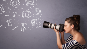 Dziewczyna z aparatem fotograficznym i szkicami sprzętu fotograficznego