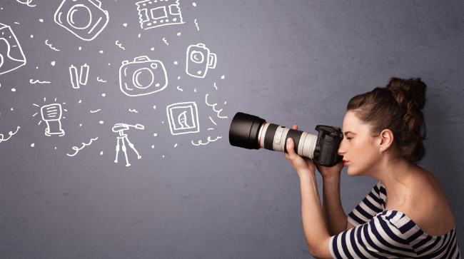 Dziewczyna z aparatem fotograficznym i szkicami sprzętu fotograficznego