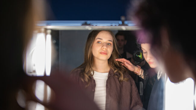 aktorka, modelka oświetlana w studio
